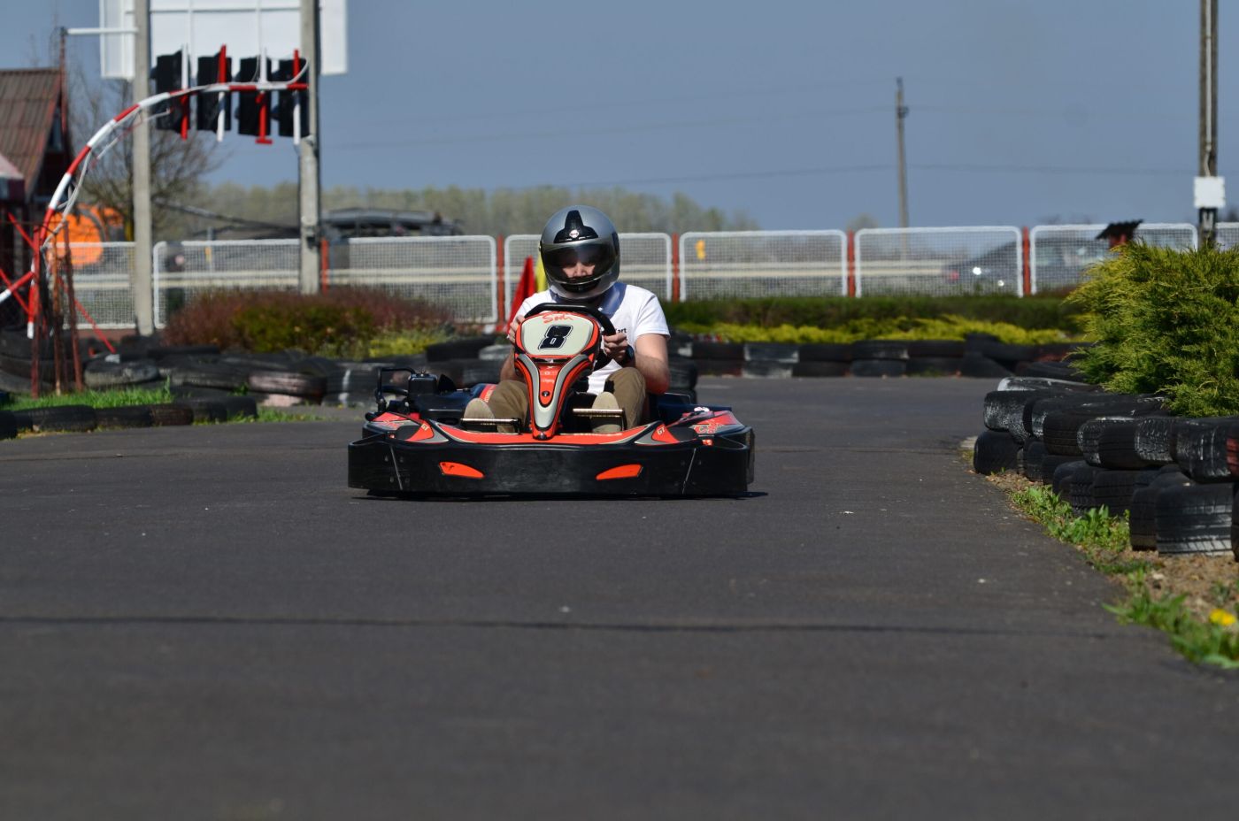 Két gokart egymás mögött a pálya kanyarjában