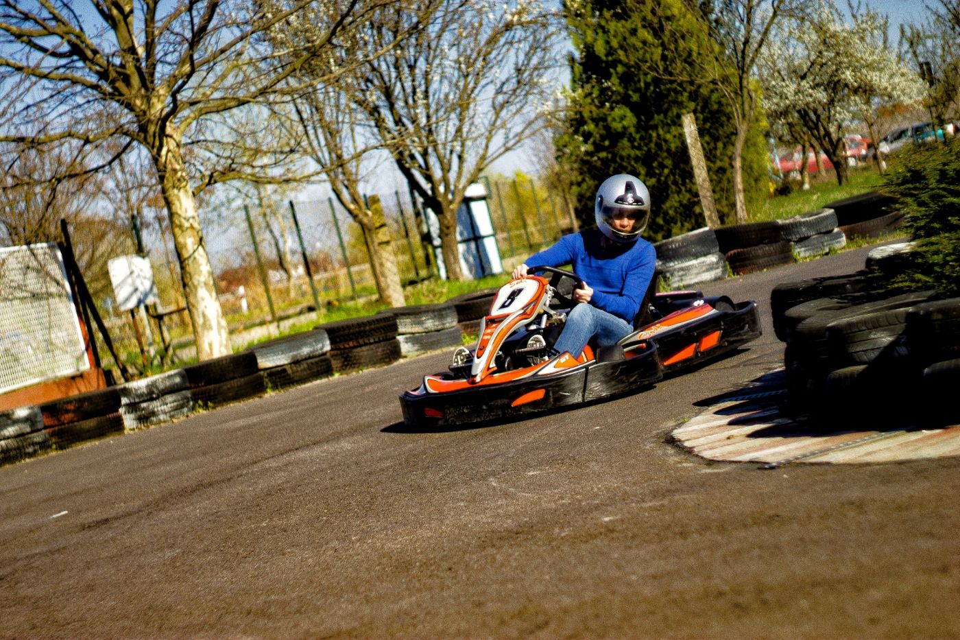 Gokart a fákkal szegélyezett pályarészen