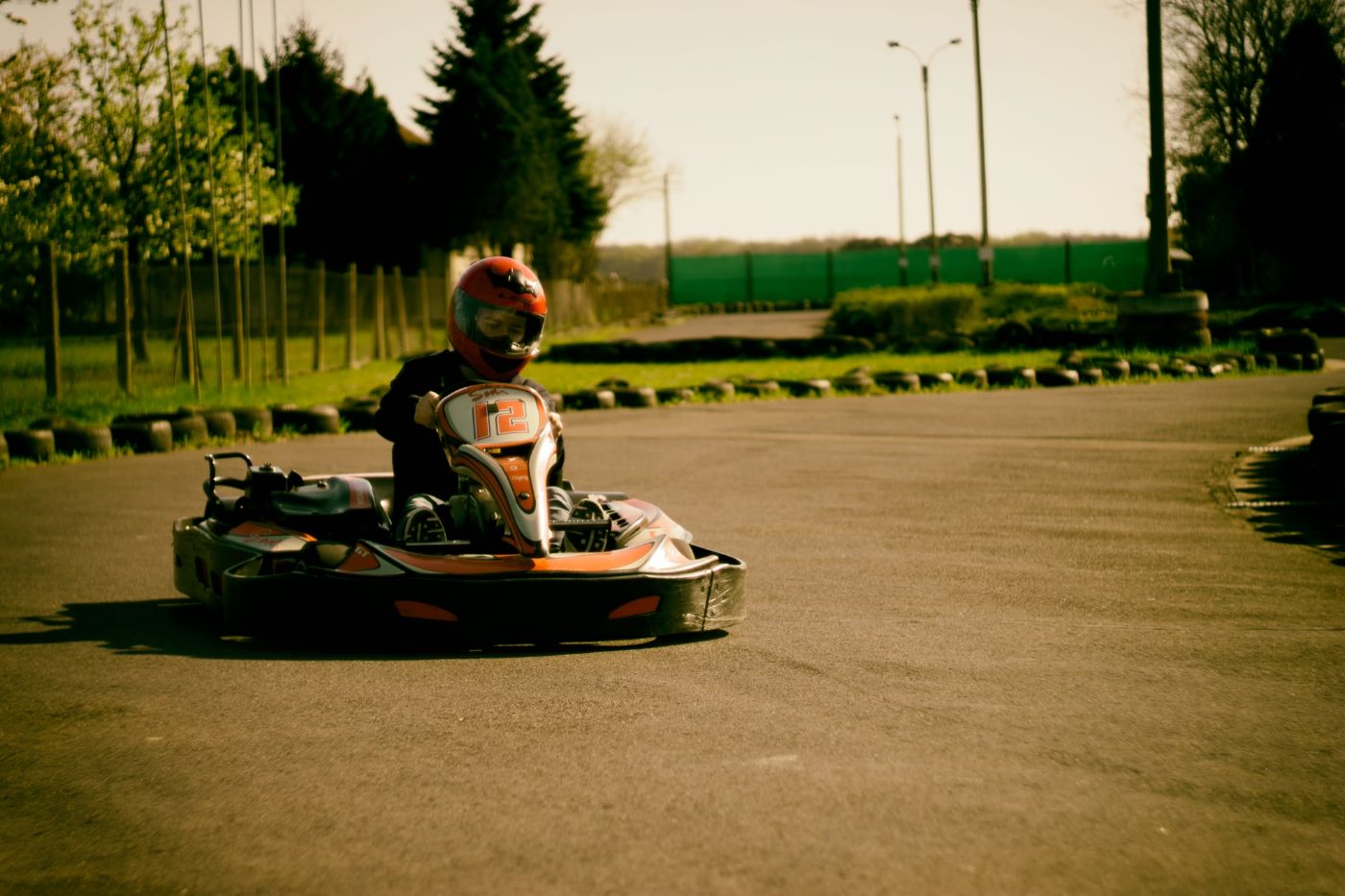 Gyorsító gokart a pálya egyenesén