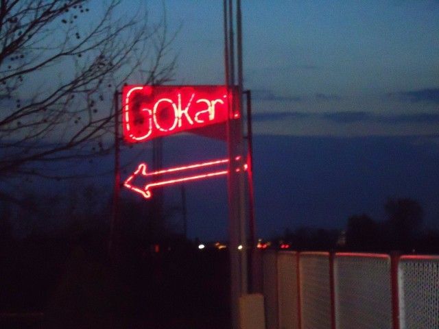 Világító piros GoKart neonfelirat alkonyatkor