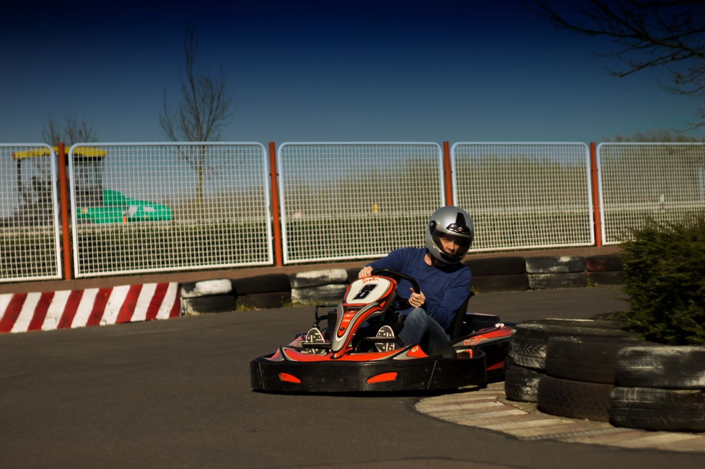 Gokart a pálya kerítés melletti egyenesén