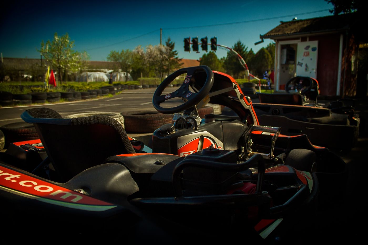 A gokart kormánya és pilótaülése