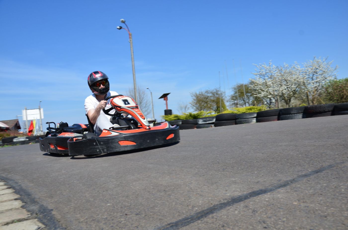 Több gokart halad egymás után a pályán