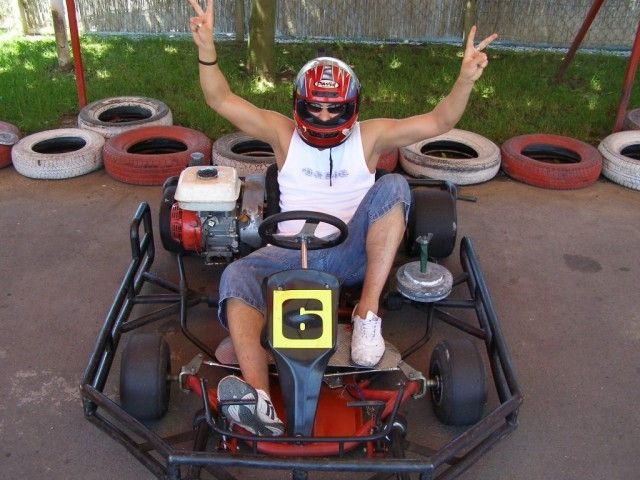 Örömében mindkét kezét felemelő versenyző a gokartban a futam végén