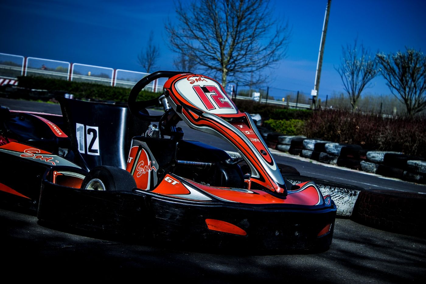 A 12-es rajtszámú Sodi gokart orra közelről